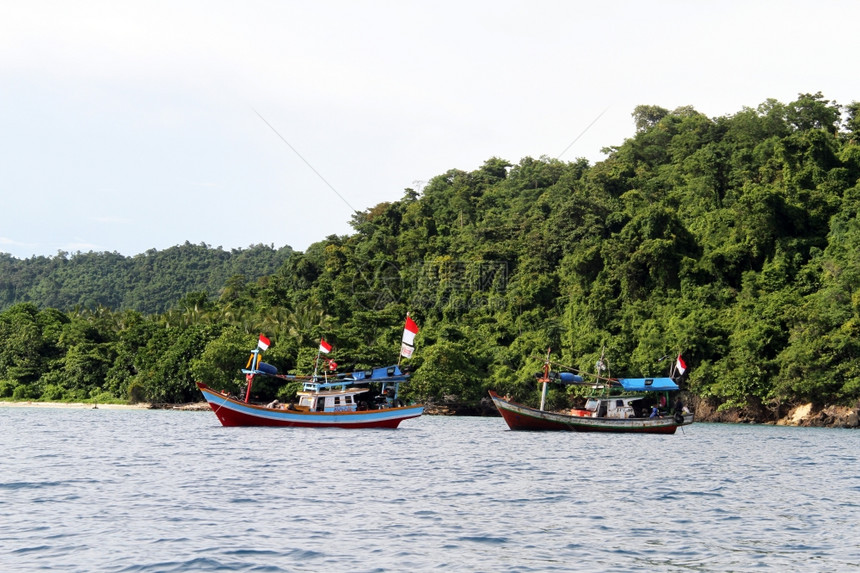 印度尼西亚苏门答腊海岸附近两艘渔民船图片