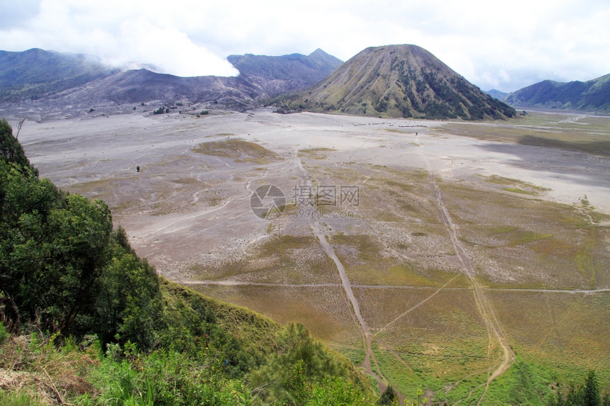 印尼BromoamdBotok两座火山的卡路德拉景象图片