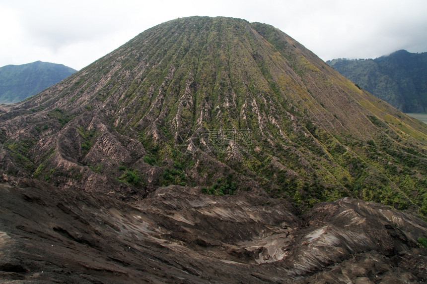 印度尼西亚Bromo附近博托克火山峰图片