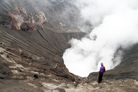 站在印度尼西亚Bromo火山坑内的人背景