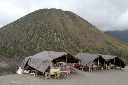 在前往印度尼西亚Bromo火山途中在Batok附近布满摊位的帐篷图片