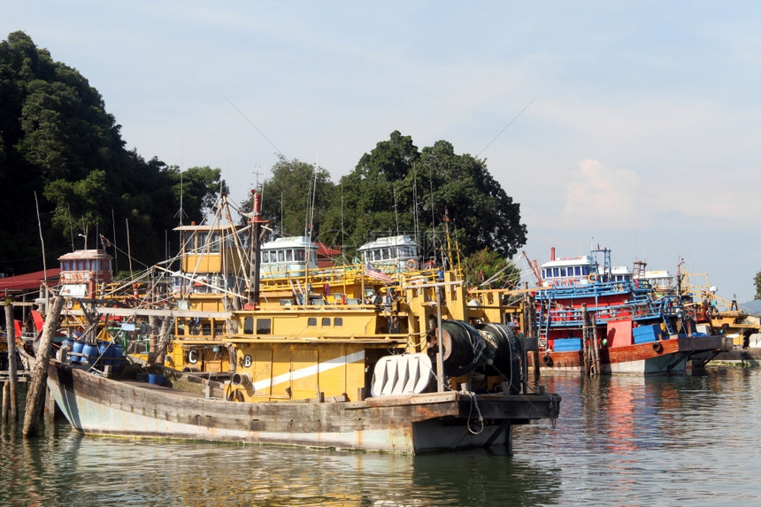 马来西亚Pangkor岛码头附近的渔船图片