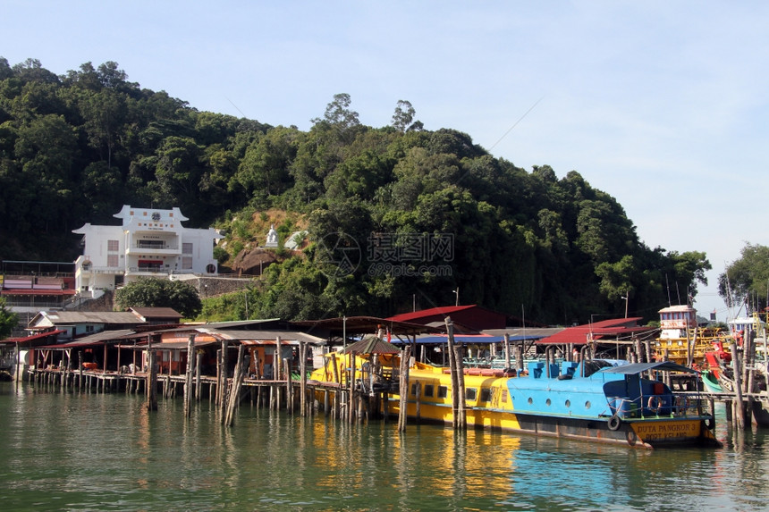 马来西亚庞科尔岛的寺庙和码头图片