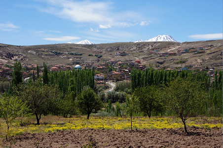 土耳其卡帕多西亚伊哈拉山谷的农场田和村庄图片