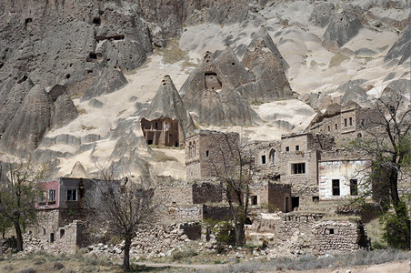 土耳其卡帕多西亚伊哈拉山谷的岩石教堂和旧屋图片