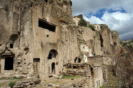 土耳其卡帕多西亚古泽罗尔特老城山洞的岩石脸高清图片
