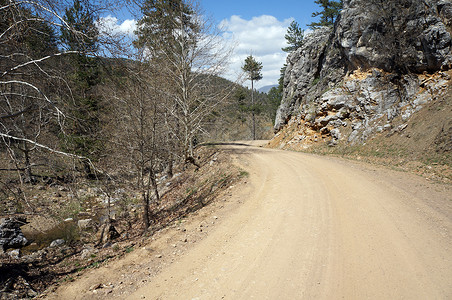 土耳其农村地区泥土路和岩石图片
