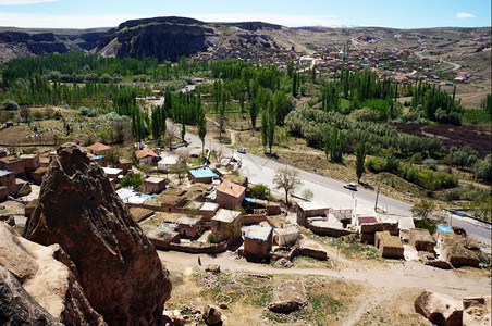 从土耳其卡帕多西亚伊哈拉山谷Selime村的山丘上看到图片