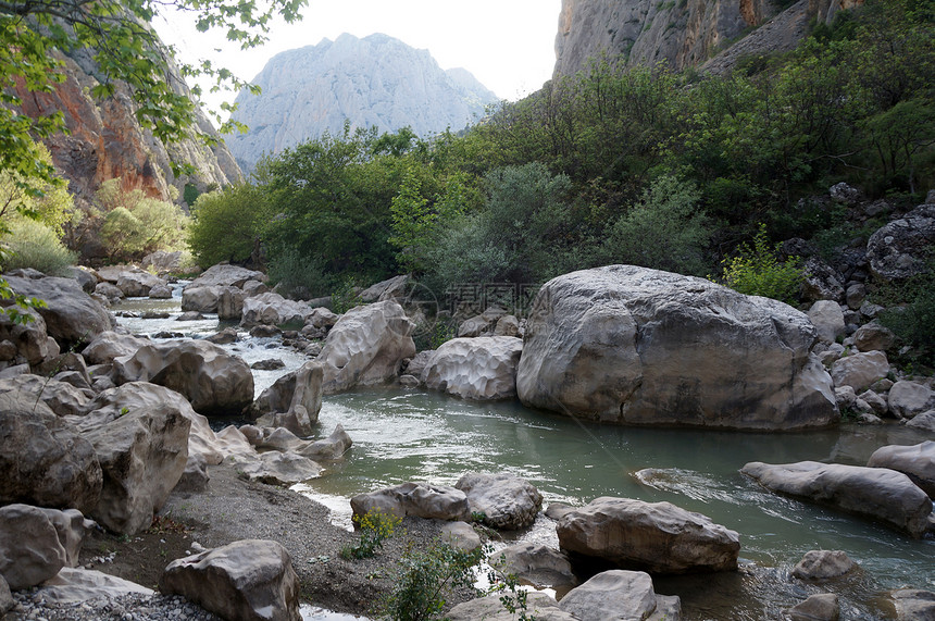 土耳其喀山卡亚峡谷河中的博尔德人图片