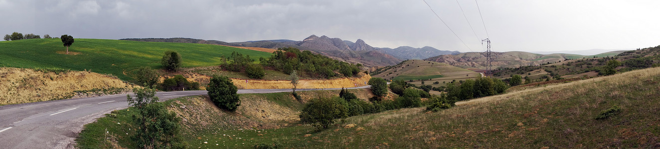 土耳其安纳托利亚沥青路和农田全景图片