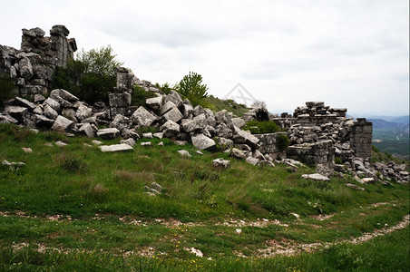 土耳其萨加拉索斯古老剧院的轨迹和废墟图片