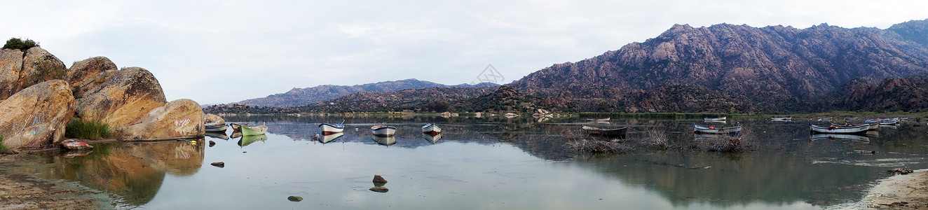 在土耳其有船只的巴法湖全景图片
