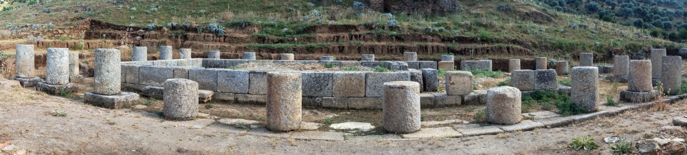 土耳其古老城镇阿拉班达的宙斯寺庙全景图片