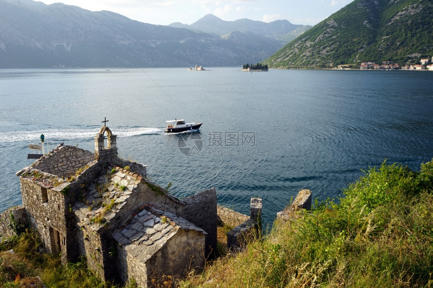 黑山科托尔湾旧教堂和机动船图片