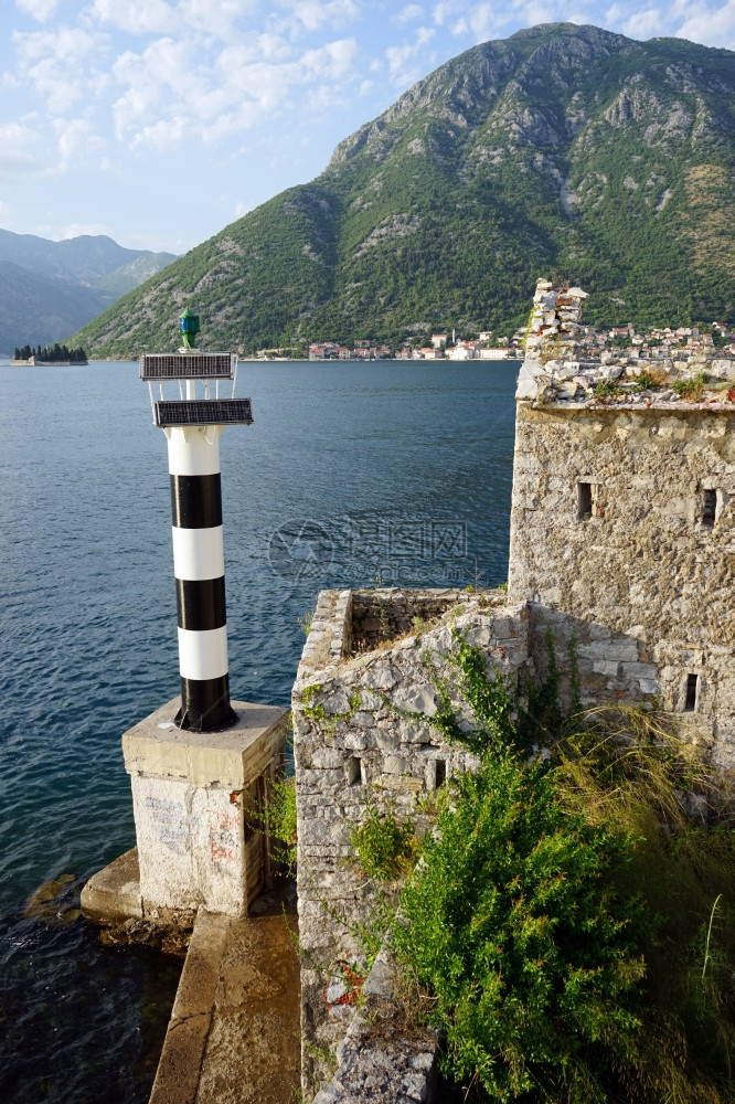 黑山科托尔湾古老黑帮的灯塔和废墟图片