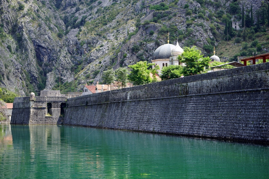 黑山老科托河与城墙图片