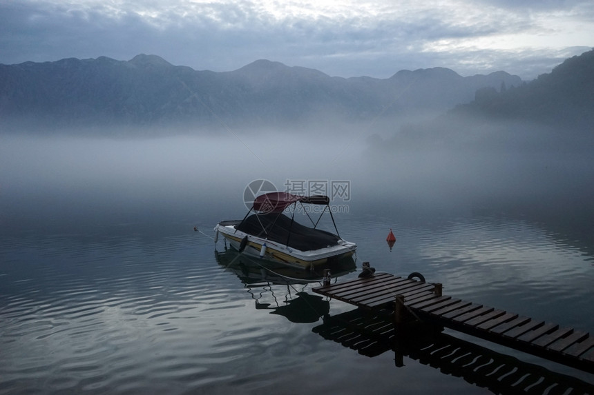 黑山科托尔湾的机动船图片