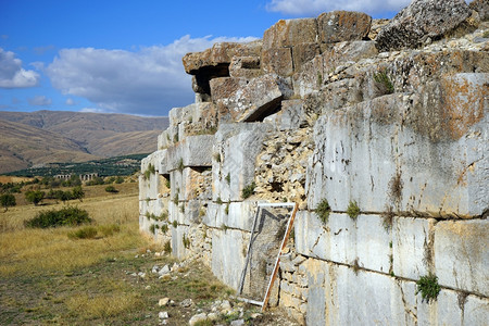 土耳其亚尔瓦奇附近安蒂奥西亚皮西迪亚的罗马浴池墙图片