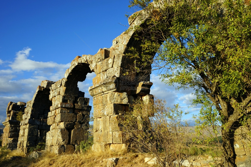 土耳其Yalvac附近罗马输水管道的废墟图片