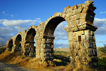 土耳其Yalvac附近罗马输水管道的废墟高清图片