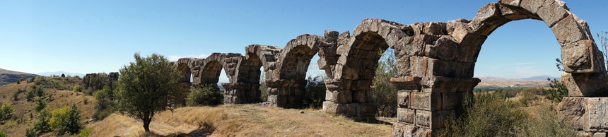 土耳其Yalvac附近罗马输水管道的废墟图片