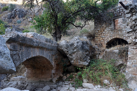 以色列纳哈勒阿穆德的桥梁和磨机废墟图片