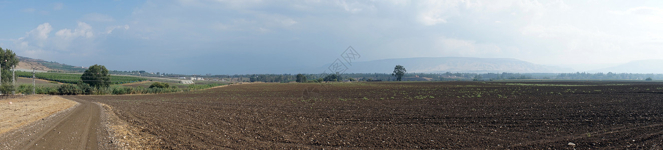 泥土道路和耕地背景图片