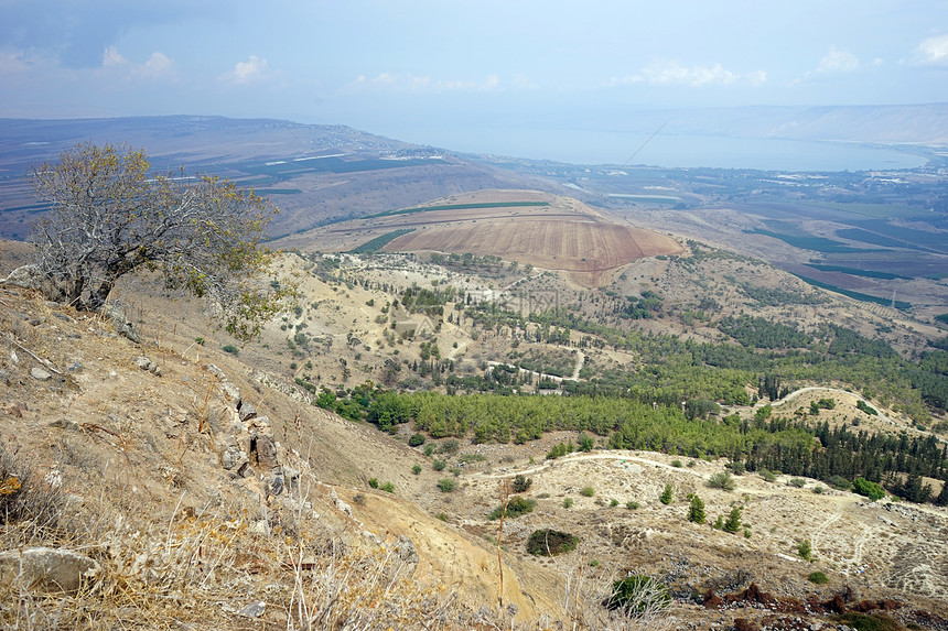 以色列Kinneret湖岸上的山丘景象图片