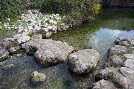 以色列EinIvka泉的岩石和水高清图片