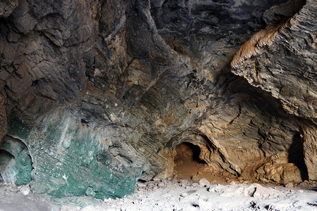 里面有绿色岩石的大洞穴以色列图片