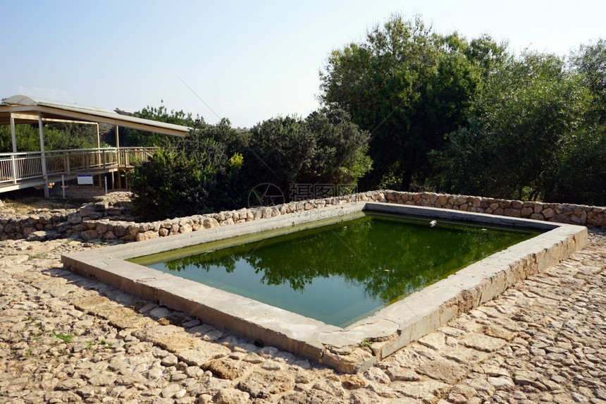 以色列人在石浴中从泉水以中图片