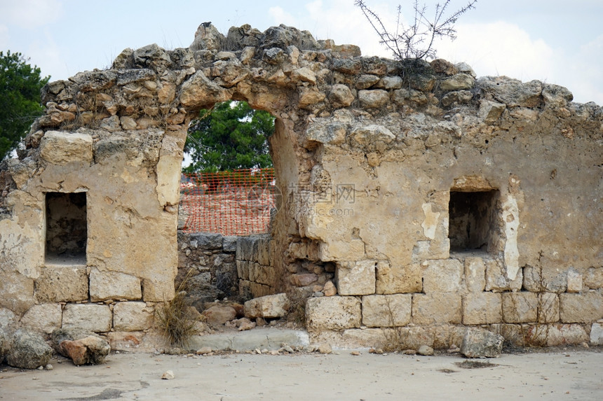 以色列ZikhronYaakov附近的古老废墟图片