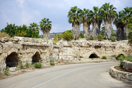以色列凯萨雷阿撒输水管道废墟附近的阿法特公路图片
