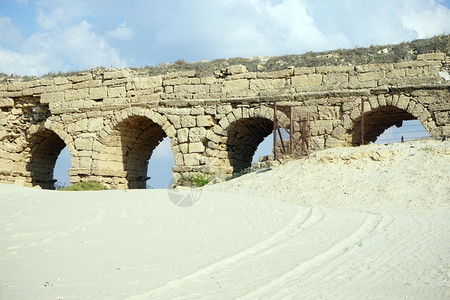 以色列凯萨里亚附近古老水渠的废墟图片