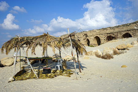 以色列凯萨雷亚附近古代桥废墟附近的草棚高清图片