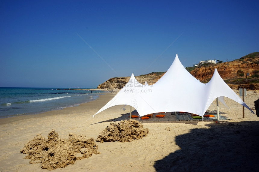 以色列内坦亚附近沙滩上的白色帐篷图片