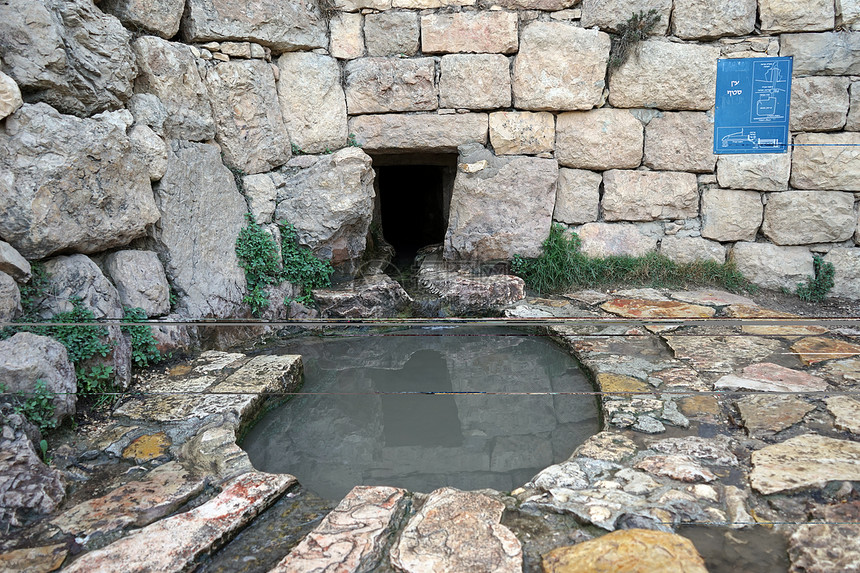 以色列萨塔夫有石墙和深井的春天图片