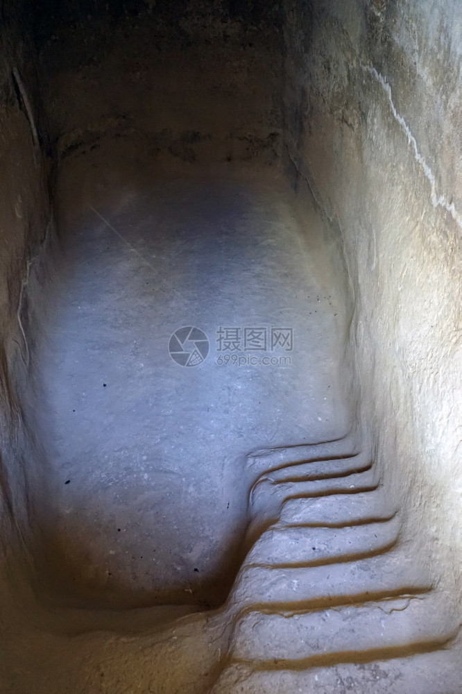 以色列古老洞穴中的石块步骤图片