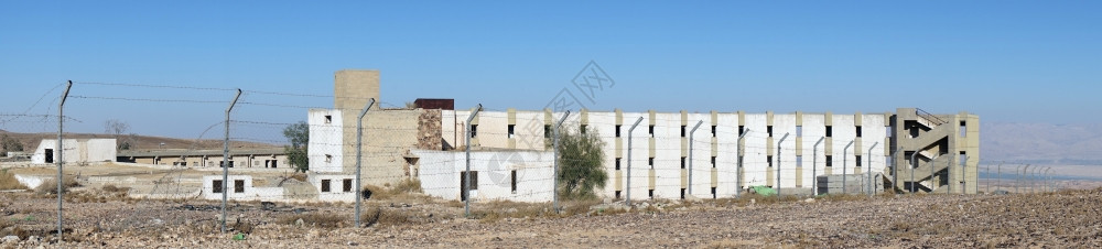 伊斯雷克阿拉德附近废弃的长建筑图片