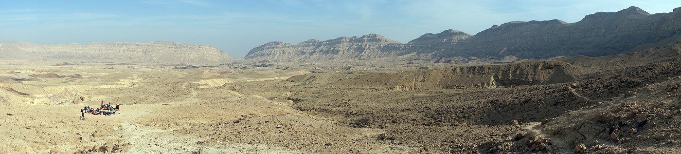 以色列内盖夫沙漠的MakhteshKatan坑中的儿童图片