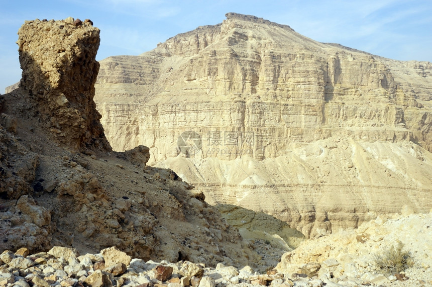 以色列内盖夫沙漠的MakhteshKatan岩石图片