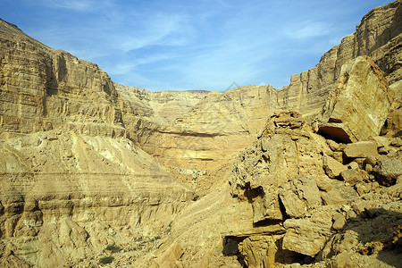 以色列内盖夫沙漠的MakhteshKatan火山坑中的岩石图片