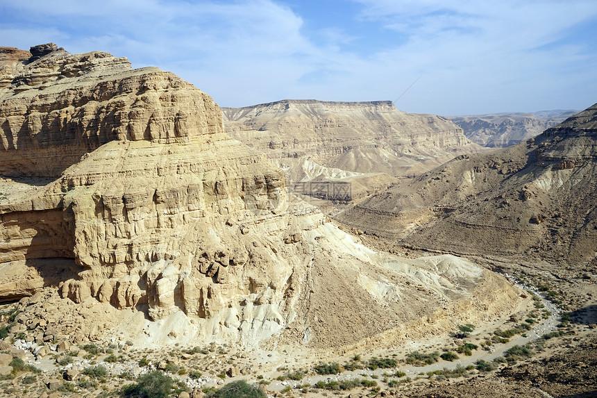 以色列Negev沙漠干河床和山丘图片