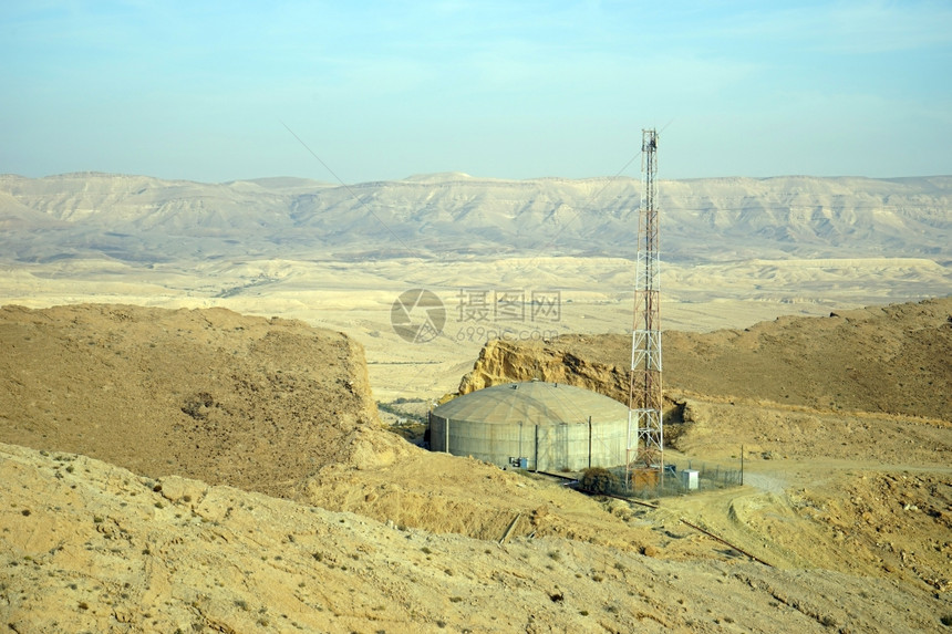 以色列内盖夫沙漠Karbolt山上的和天线图片