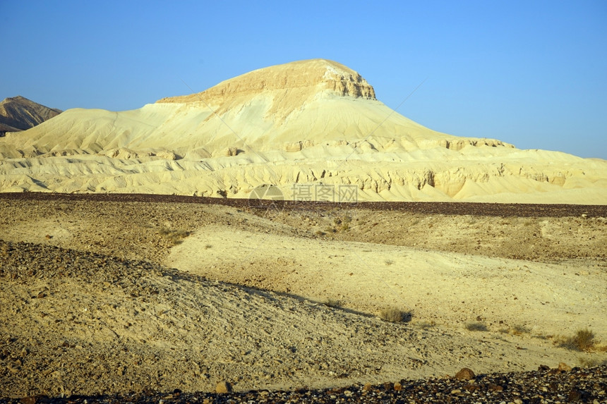 以色列内盖夫沙漠中的石马多尔山图片