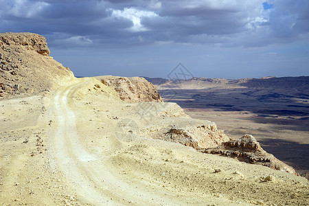 以色列雷蒙火山口边缘的泥土路高清图片