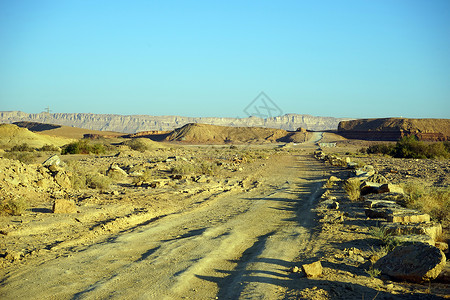 以色列内盖夫沙漠的泥土路图片