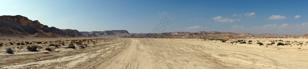 以色列内盖夫沙漠的长道和宽阔河谷图片