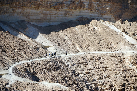 人们在以色列巴拉克峡谷徒步走在人行道上图片