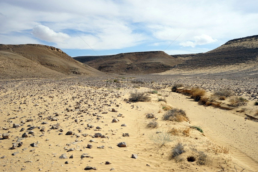 以色列内盖夫沙漠的峡谷和山丘沙图片